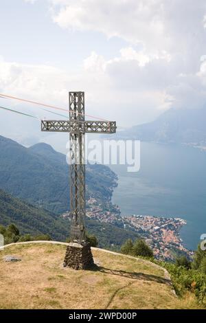 Ein Kreuz auf einem Hügel im Dorf Camaggiore bei Vendrogno mit Blick auf den Comer See, Lombardei, Italien Stockfoto