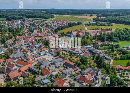 Das Marktdorf Thierhaupten im nördlichen schwäbischen Lechtal von oben Stockfoto