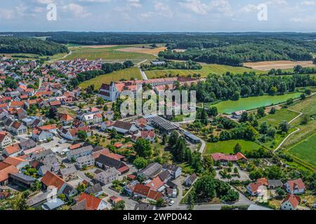 Das Marktdorf Thierhaupten im nördlichen schwäbischen Lechtal von oben Stockfoto