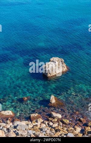Erhöhter Blick auf das Meer mit türkisfarbenem und sauberem Wasser und einigen Felsen Stockfoto