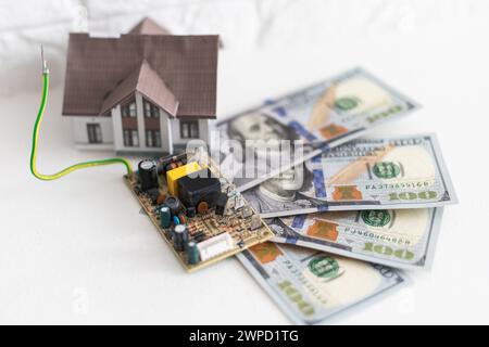 Geld und einen elektronischen Chip Stockfoto