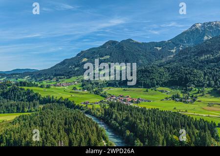Idyllisches Oberallgäu an der Quelle der Iller bei Oberstdorf im Sommer Stockfoto