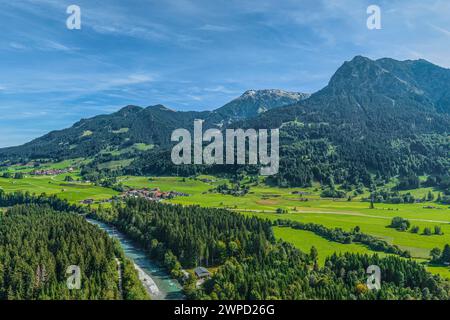 Idyllisches Oberallgäu an der Quelle der Iller bei Oberstdorf im Sommer Stockfoto