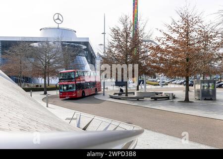 Stuttgrt Stadtbesichtigung. Stadtrundfahrt im roten Doppeldecker. Stadtansicht Stuttgart vor dem Mercedes Museum und der Mercedes Benz Welt in Bad Canntstatt. // 03.03.2024: Stuttgart, Baden-Württemberg, Deutschland, Europa *** Stuttgrt Citytour City Tour im roten Doppeldecker City View von Stuttgart vor dem Mercedes Museum und der Mercedes Benz World in Bad Canntstatt 03 2024 Stuttgart, Baden Württemberg, Deutschland, Europa Stockfoto