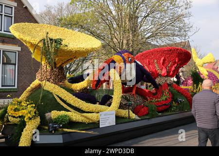 Noordwijkerhout, Niederlande - 21. April 2023: Blumenwagen vorbereitet für die abendliche beleuchtete Blumenparade Bollenstreek in Noordwijkerhout Stockfoto