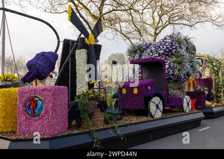 Noordwijkerhout, Niederlande - 21. April 2023: Blumenwagen vorbereitet für die abendliche beleuchtete Blumenparade Bollenstreek in Noordwijkerhout Stockfoto