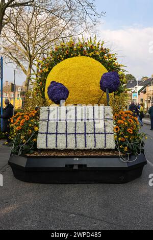 Noordwijkerhout, Niederlande - 21. April 2023: Blumenwagen vorbereitet für die abendliche beleuchtete Blumenparade Bollenstreek in Noordwijkerhout Stockfoto