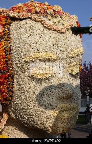 Noordwijkerhout, Niederlande - 21. April 2023: Kopf einer Frau aus Tulpen und Hyazinthen präsentiert vor der abendlichen beleuchteten Blumenparade Bol Stockfoto