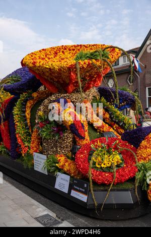 Noordwijkerhout, Niederlande - 21. April 2023: Blumenwagen vorbereitet für die abendliche beleuchtete Blumenparade Bollenstreek in Noordwijkerhout Stockfoto