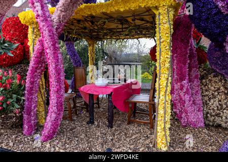 Noordwijkerhout, Niederlande - 21. April 2023: Blumenwagen vorbereitet für die abendliche beleuchtete Blumenparade Bollenstreek in Noordwijkerhout Stockfoto