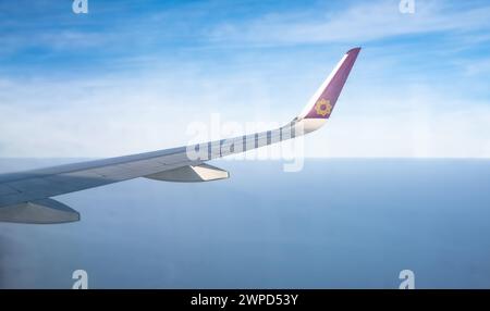 Vistara Airways Airbus Flugzeugflügel gegen blauen Himmel, der über den Wolken fliegt. Eine Boeing 737-800 kurz nach dem Start von Mumbai International Stockfoto