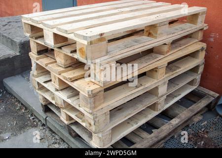 Holzpaletten an der Wand des Lagers Stockfoto