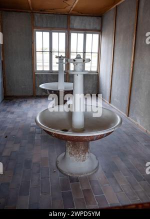 München Deutschland Innenraum der Wohnräume mit Waschständen im Konzentrationslager Dachau, München, Deutschland. Stockfoto