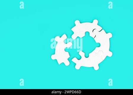 Kreisförmige Puzzleteile vor einem ruhigen blauen Hintergrund. Problemlösung, Abschluss und Collaboration-Konzept. Stockfoto