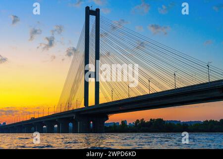 Atemberaubender Blick auf den Sonnenuntergang auf die Southern Bridge über den Dnipro River. Stockfoto