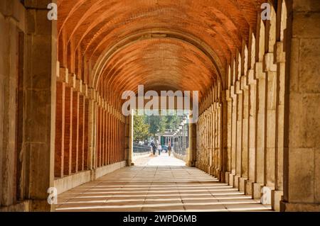 Arkade im Königlichen Palast von Aranjuez im Renaissance-Stil Stockfoto