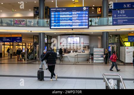 Streik der Lokführergewerkschaft GDL bei der Deutschen Bahn in der fast leeren Haupthalle des Nürnberger Hauptbahnhofs prüft ein Fahrgast die Anzeigetafel nach seiner nächsten Verbindung. Nürnberg Bayern Deutschland *** Streik der zugführergewerkschaft GDL bei der Deutschen Bahn in der fast leeren Haupthalle des Nürnberger Hauptbahnhofs überprüft ein Fahrgast die Anzeigetafel für seine nächste Verbindung Nürnberg Bayern Deutschland 20240307-6V2A5121-Bearbeitet Stockfoto