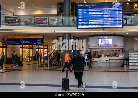 Streik der Lokführergewerkschaft GDL bei der Deutschen Bahn in der fast leeren Haupthalle des Nürnberger Hauptbahnhofs prüft ein Fahrgast die Anzeigetafel nach seiner nächsten Verbindung. Nürnberg Bayern Deutschland *** Streik der zugführergewerkschaft GDL bei der Deutschen Bahn in der fast leeren Haupthalle des Nürnberger Hauptbahnhofs überprüft ein Fahrgast die Anzeigetafel für seine nächste Verbindung Nürnberg Bayern Deutschland 20240307-6V2A5123-Bearbeitet Stockfoto