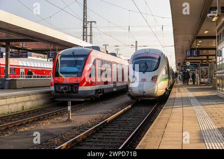 Streik der Lokführergewerkschaft GDL bei der Deutschen Bahn Nahverkehr und Fernverkehr des Notfahrplans nebeneinander im Nürnberger Hauptbahnhof während des Streiktages. Nürnberg Bayern Deutschland *** Streik der zugführergewerkschaft GDL bei der Deutschen Bahn nah- und Fernverkehr des Notfahrplans nebeneinander am Hauptbahnhof Nürnberg während des Streiktages Nürnberg Bayern Deutschland 20240307-6V2A5102-Bearbeitet Stockfoto