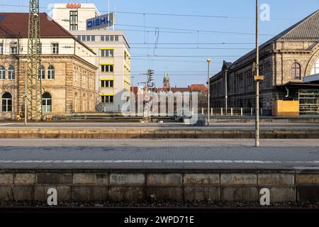 Streik der Lokführergewerkschaft GDL bei der Deutschen Bahn die Bahnsteige im Nürnberger Hauptbahnhof waren zum Großteil menschenleer am heutigen Streiktag. Nürnberg Bayern Deutschland *** Streik der zugführergewerkschaft GDL bei der Deutschen Bahn die Bahnsteige am Nürnberger Hauptbahnhof waren am heutigen Streiktag Nürnberg Bayern Deutschland 20240307-6V2A5075 weitgehend verlassen Stockfoto