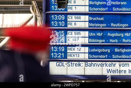 Streik bei der Bahn. Die Lokführer-Gewerkschaft GDL kündigt einen weiteren Streik an. Hauptbahnhof Stuttgart mit Anzeigentafel. // 06.03.2024: Stuttgart, Baden-Württemberg, Deutschland, Europa *** Bahnstreik die zugführergewerkschaft GDL kündigt weiteren Streik an Stuttgart Hauptbahnhof mit Schautafel 06 03 2024 Stuttgart, Baden Württemberg, Deutschland, Europa Stockfoto