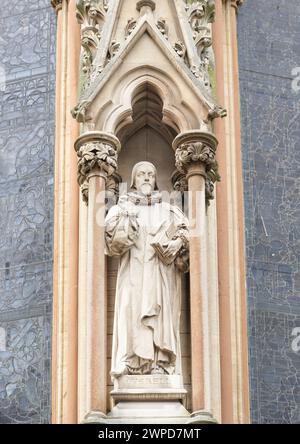 Statue of John Overall (1559–1619) an einer Außenwand des St John's College, University of Cambridge, England. Stockfoto