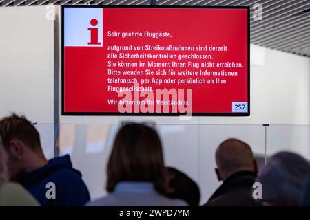 Frankfurt am Main, Airport , 07.03.2024, Verdi-Warnstreiks im Luftverkehr Frankfurt am Main, mit erneuern Warnstreiks legt die Gewerkschaft Verdi am Donnerstag und Freitag wichtige Teile des deutschen Luftverkehrs lahm. Ein Monitor mit Hinweisen für die Fluggäste zu den Streikmaßnahmen. Frankfurt am Main Flughafen Hessen Deutschland *** Frankfurt am Main, Flughafen , 07 03 2024, Verdi-Warnstreiks im Luftverkehr Frankfurt am Main, mit erneuten Warnstreiks wird die gewerkschaft Verdi am Donnerstag und Freitag wichtige Teile des deutschen Luftverkehrs lahmlegen Stockfoto