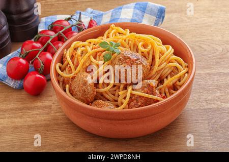 Italienische Spaghetti mit Fleischbällchen in Tomatensauce Stockfoto
