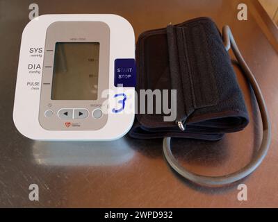 Ein Blutdruckmessgerät oder Sphygmomanometer, das mit einem aneroidmanometer den Druck misst Stockfoto