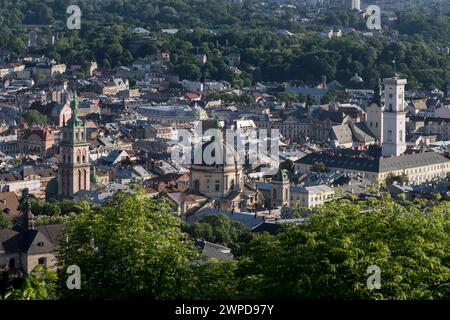 Blick auf die Altstadt in Lemberg, Kathedrale Basilika der Himmelfahrt (lateinische Kathedrale), Bernardinerkirche, Rathaus, Korniakt-Turm, Ukraine Stockfoto