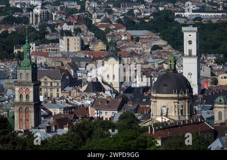 Blick auf die Altstadt in Lemberg, Kathedrale Basilika der Himmelfahrt (lateinische Kathedrale), Bernardinerkirche, Rathaus, Korniakt-Turm, Ukraine Stockfoto