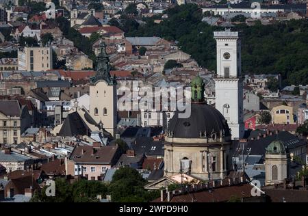 Blick auf die Altstadt in Lemberg, Kathedrale Basilika der Himmelfahrt (lateinische Kathedrale), Bernardinerkirche, Rathaus, Ukraine Stockfoto