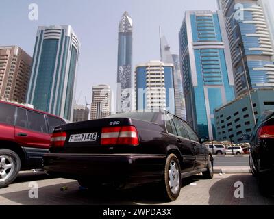 Dubai, Vereinigte Arabische Emirate, 5. märz 2007, volvo s90 vor wolkenkratzern in der Nähe der sheikh Zhayed Road Dubai VAE *** Dubai, Vereinigte Arabische Emirate, 05. März 2007, volvo s90 vor wolkenkratzern in der Nähe der scheich zhayed Road Dubai VAE Copyright: XWolfgangxSimlingerx Stockfoto