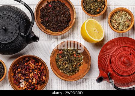 Eine Sammlung verschiedener Tees in Holzschalen. Flache Lagen Stockfoto