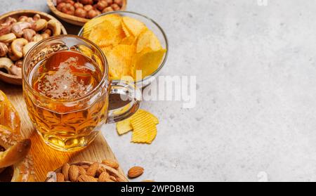 Verschiedene Bierstände: Chips, Nüsse, Brezeln. Verschiedene Optionen für die Aktualisierung mit Kopierbereich Stockfoto