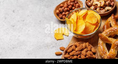 Verschiedene Bierstände: Chips, Nüsse, Brezeln. Verschiedene Optionen für die Aktualisierung mit Kopierbereich Stockfoto