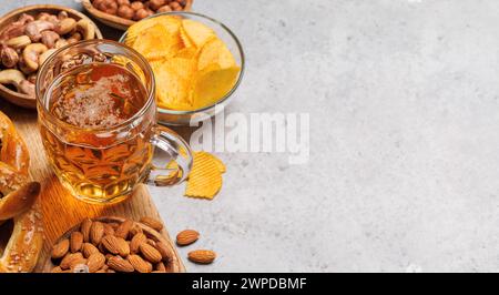 Verschiedene Bierstände: Chips, Nüsse, Brezeln. Verschiedene Optionen für die Aktualisierung mit Kopierbereich Stockfoto