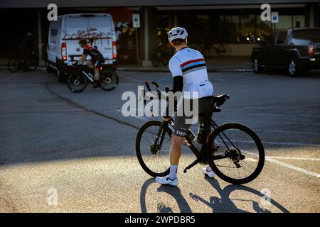 Ein Mann erwartet eifrig, sein Fahrrad in Arlington, USA zu fahren Stockfoto