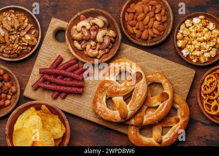 Verschiedene Bierstände: Chips, Nüsse, Brezeln. Verschiedene Optionen für Erfrischungen Stockfoto