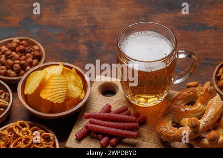 Verschiedene Bierstände: Chips, Nüsse, Brezeln. Verschiedene Optionen für Erfrischungen Stockfoto