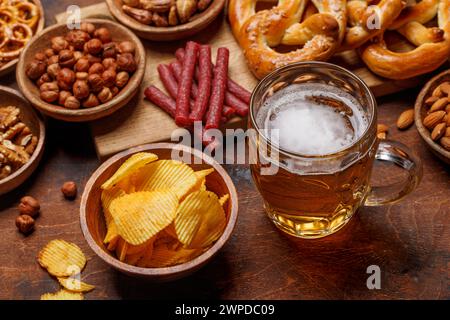 Verschiedene Bierstände: Chips, Nüsse, Brezeln. Verschiedene Optionen für Erfrischungen Stockfoto