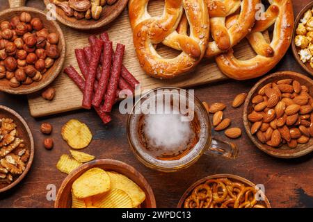 Verschiedene Bierstände: Chips, Nüsse, Brezeln. Verschiedene Optionen für Erfrischungen Stockfoto