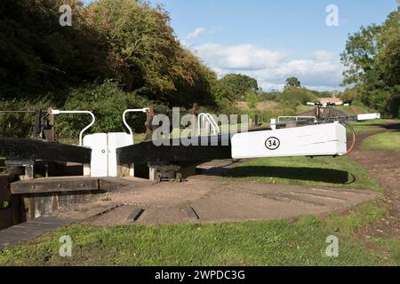 Großbritannien, Tardedigge, Schleusentore, um die Nummer 4 beim Tardebigge-Schleusenflug auf dem Birmingham-Worcester-Kanal zu verriegeln. Stockfoto