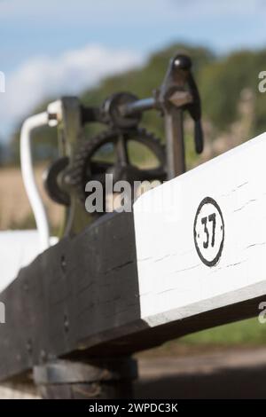 Großbritannien, Tardedigge, Schleusentore für die Nummer 37 beim Tardebigge-Schleusenflug auf dem Birmingham-Worcester-Kanal. Stockfoto