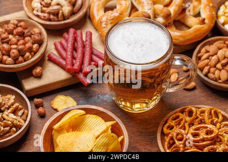 Verschiedene Bierstände: Chips, Nüsse, Brezeln. Verschiedene Optionen für Erfrischungen Stockfoto
