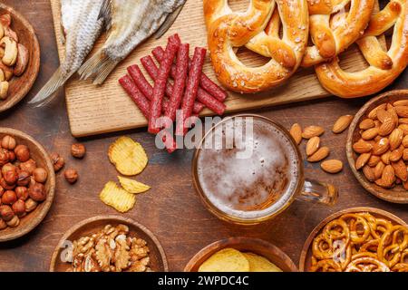 Verschiedene Bierstände: Chips, Nüsse, Brezeln. Verschiedene Optionen für Erfrischungen Stockfoto