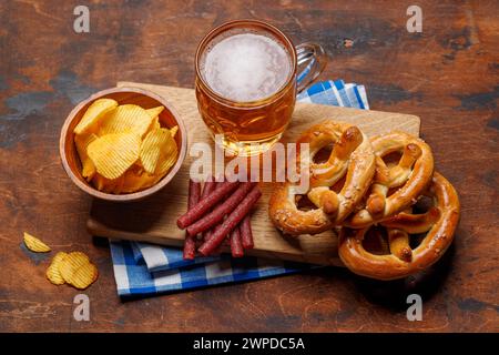 Verschiedene Bierstände: Chips, Nüsse, Brezeln. Verschiedene Optionen für Erfrischungen Stockfoto