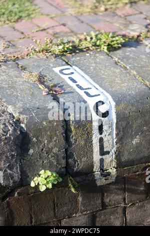 Großbritannien, Tardedigge, Schleusentor cill Marker beim Tardebigge Schleusenflug auf dem Birmingham-Worcester-Kanal. Stockfoto