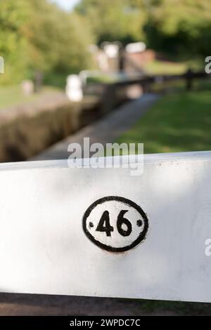 Großbritannien, Tardedigge, Schleusentore für die Nummer 46 beim Tardebigge-Schleusenflug auf dem Birmingham-Worcester-Kanal. Stockfoto