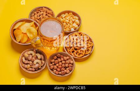 Verschiedene Bierstände: Chips, Nüsse, Brezeln. Verschiedene Optionen für die Aktualisierung mit Kopierbereich Stockfoto